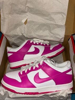 Nike Low-Top dunk Sneaker in White and Hot Pink 5.5 boy size brand new